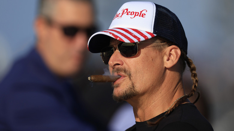 Kid Rock fumant un cigare