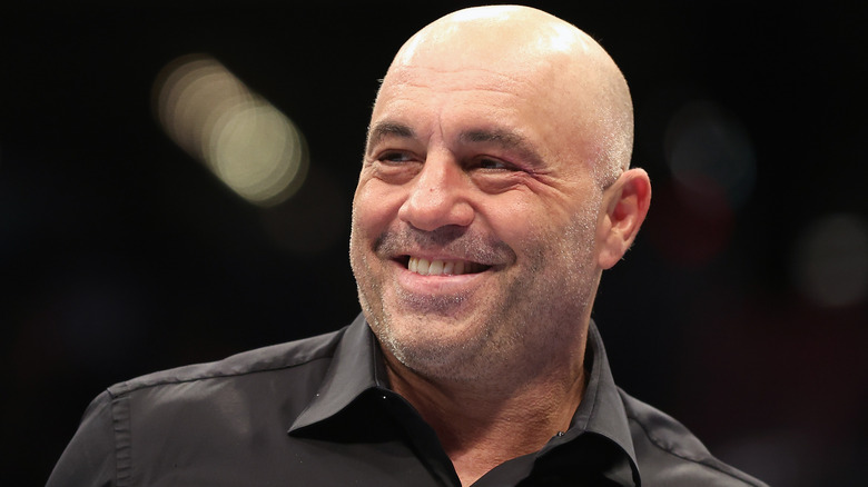 Joe Rogan souriant à l'événement