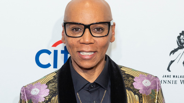 RuPaul souriant hors de la traînée