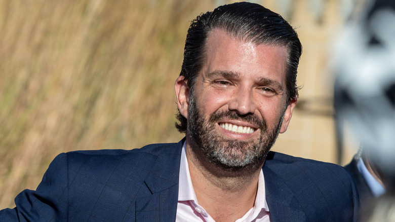 Donald Trump Jr. souriant à l'événement