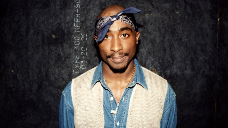 Tupac Shakur posant