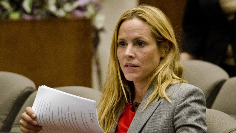 Maria Bello tenant des papiers