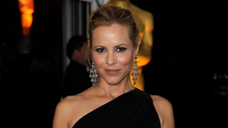 Maria Bello sourire bouche fermée