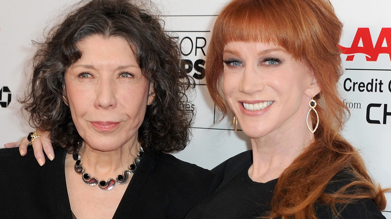 Lily Tomlin et Kathy Griffin souriantes