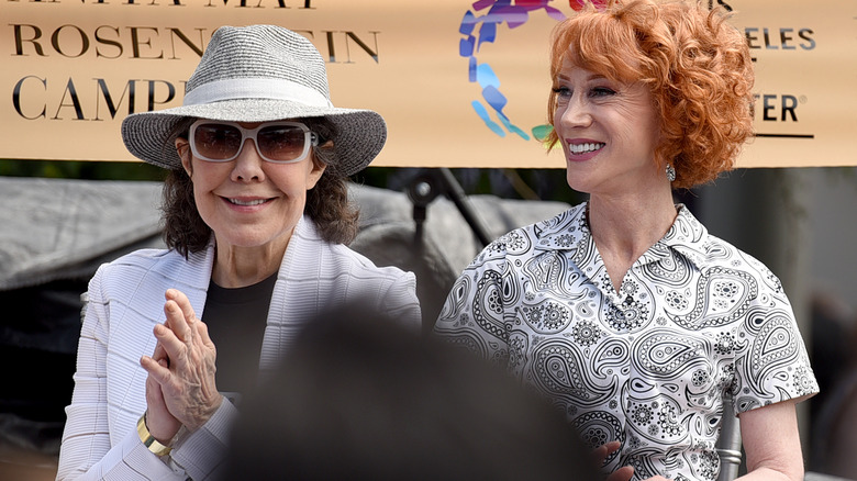 Lily Tomlin et Kathy Griffin souriantes