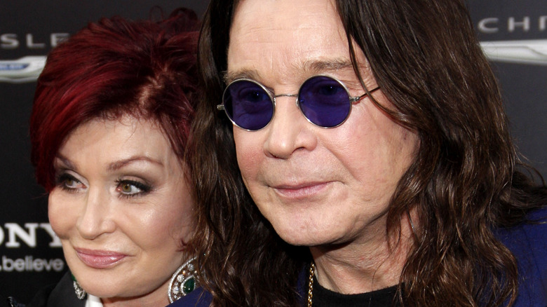 Sharon Osbourne et Ozzy Osbourne regardent loin de la caméra