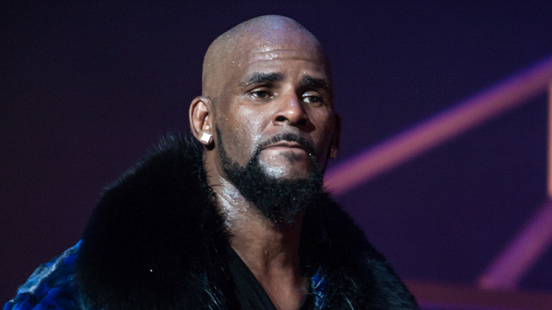 R Kelly transpire sur scène et regarde au loin