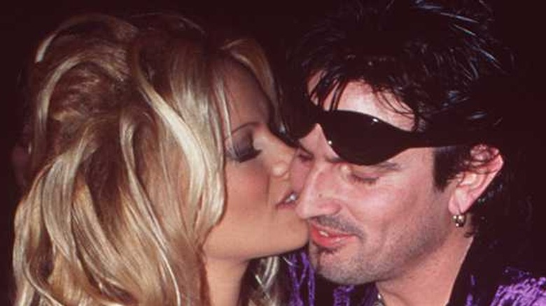 Pamela Anderson et Tommy Lee s'embrassent