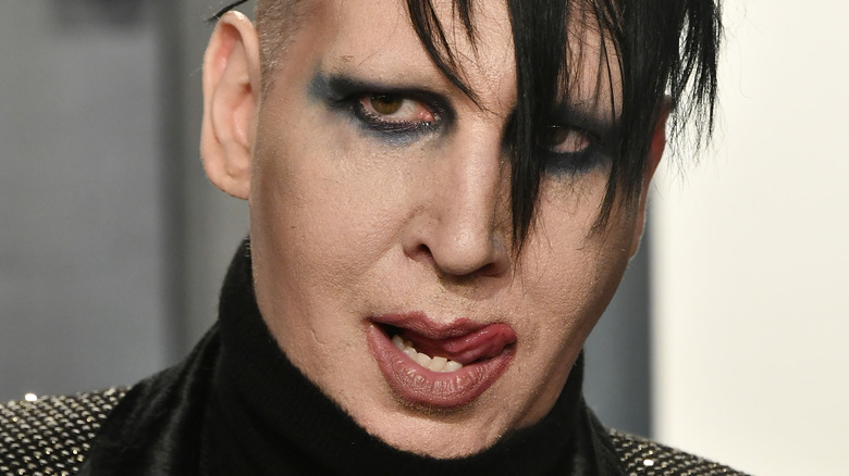 Marilyn Manson se lèche la lèvre