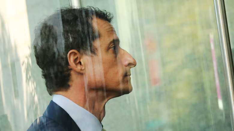 Anthony Weiner saluant