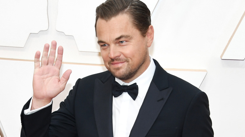 Leonardo DiCaprio fait signe en baissant la tête