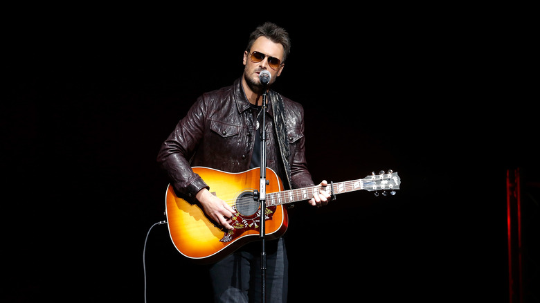 eric church jouant de la guitare