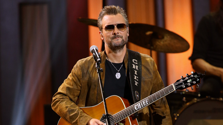 eric église avec une guitare