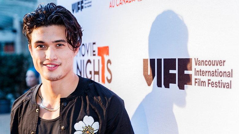 Charles Melton posant lors d'un événement