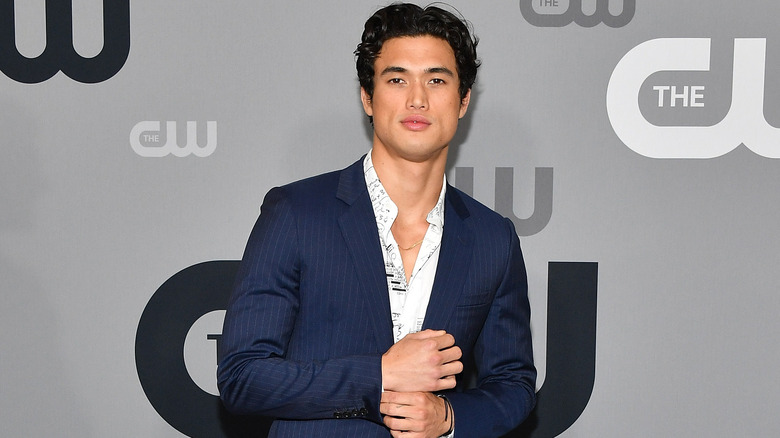 Charles Melton posant lors d'un événement