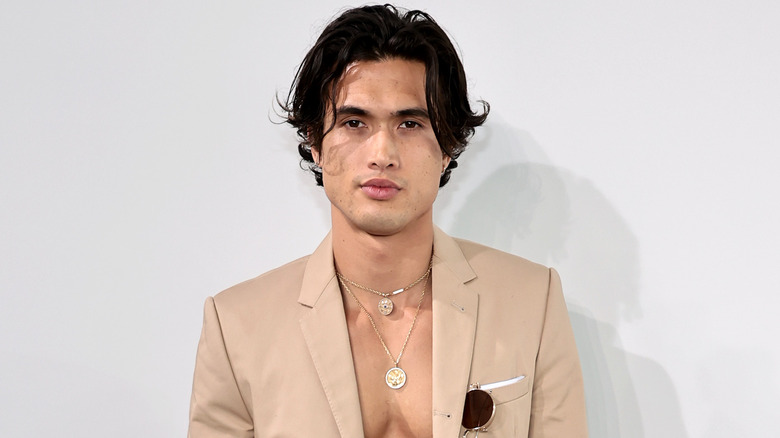 Charles Melton posant lors d'un événement