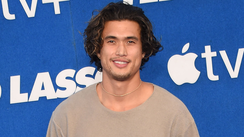 Charles Melton posant lors d'un événement