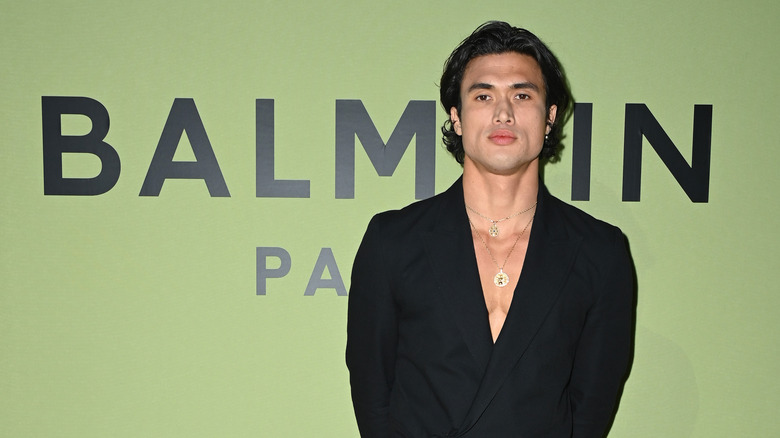 Charles Melton lors d'un défilé Balmain