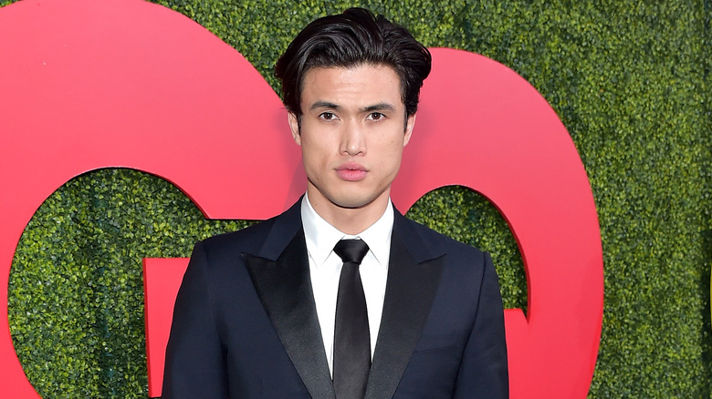 Charles Melton posant lors d'un événement