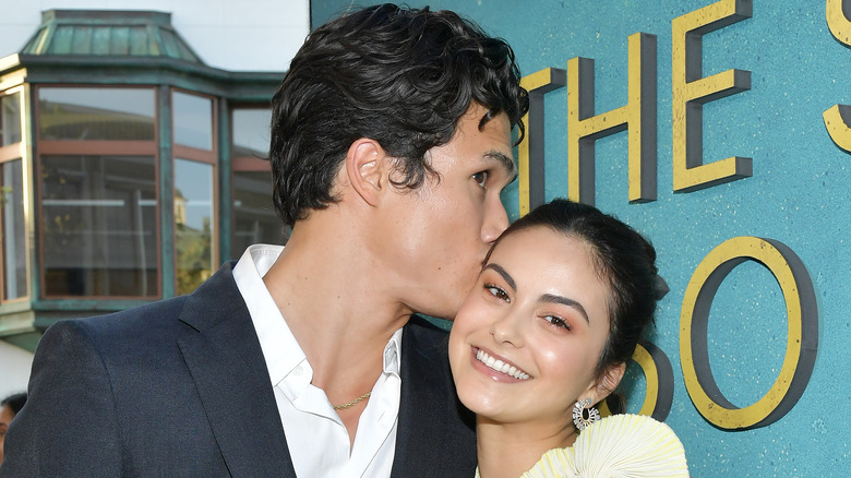 Charles Melton embrassant Camila Mendes lors d'une première de film 