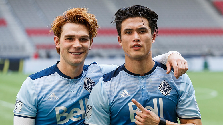 Charles Melton et KJ Apa lors d'un match de football caritatif