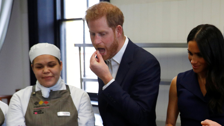 Le prince Harry mange