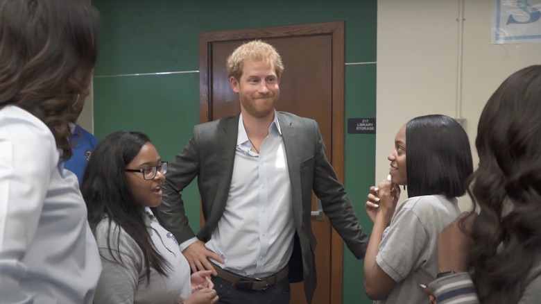 Le prince Harry parle avec des étudiants