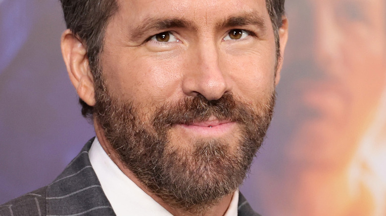 Ryan Reynolds avec barbe et yeux marrons