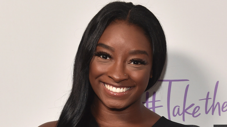 Simone Biles souriant