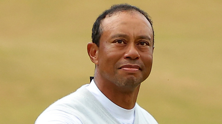 Tiger Woods joue au golf