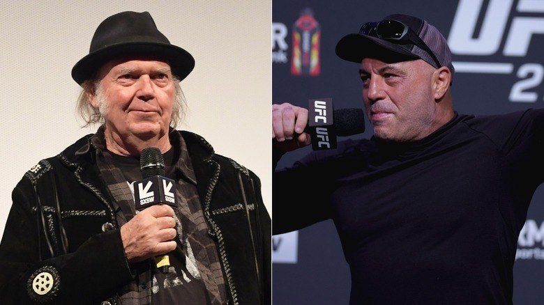 Neil Young lors d'une conférence de presse, Joe Rogan s'exprimant