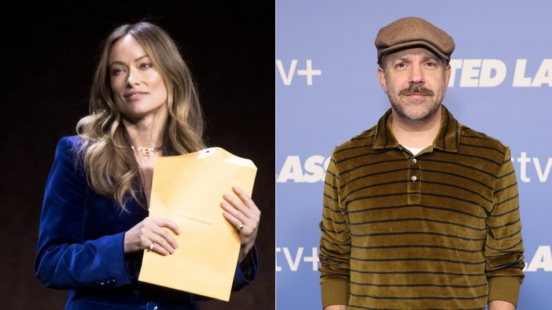 Olivia Wilde reçoit des papiers au CinemaCon, Jason Sudeikis posant