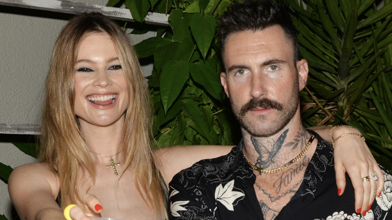 Behati Prinsloo et Adam Levine posent