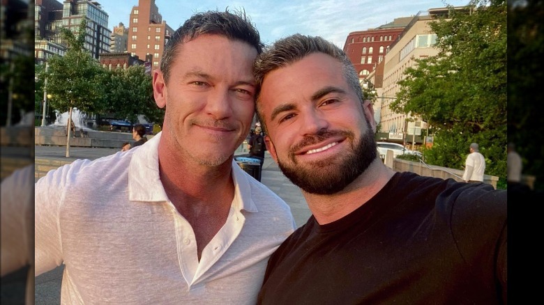 Luke Evans et Fran Tomas dans un selfie à New York