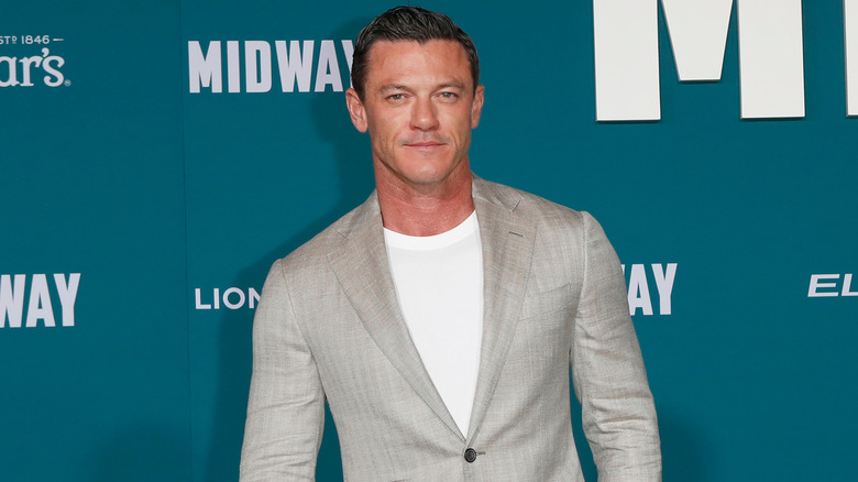 Luke Evans en blazer gris