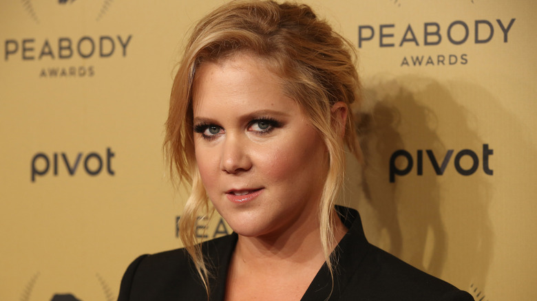 Amy Schumer porte une veste noire