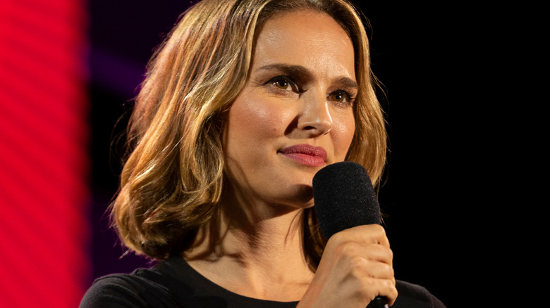 natalie portman tient un micro