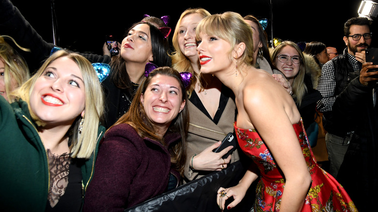 Taylor Swift pose avec des fans