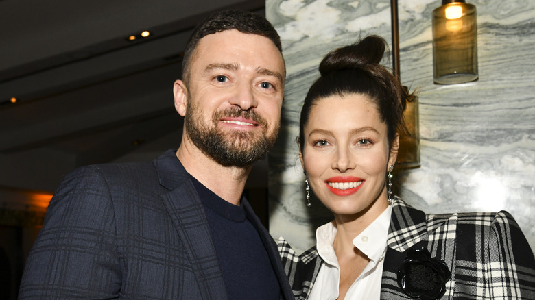 Jessica Biel souriante avec Justin Timberlake