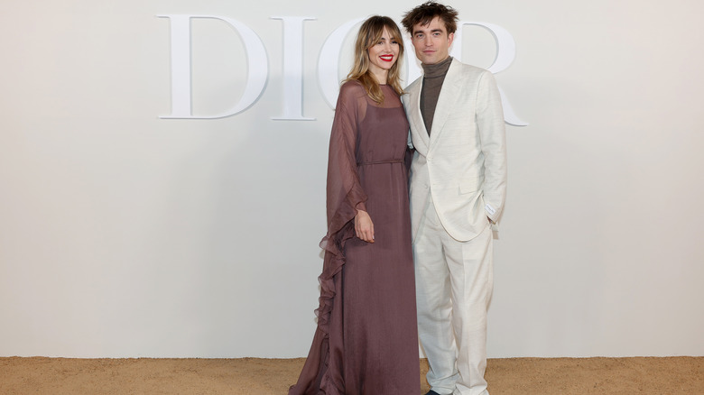 Robert Pattinson et Suki Waterhouse sur le tapis rouge