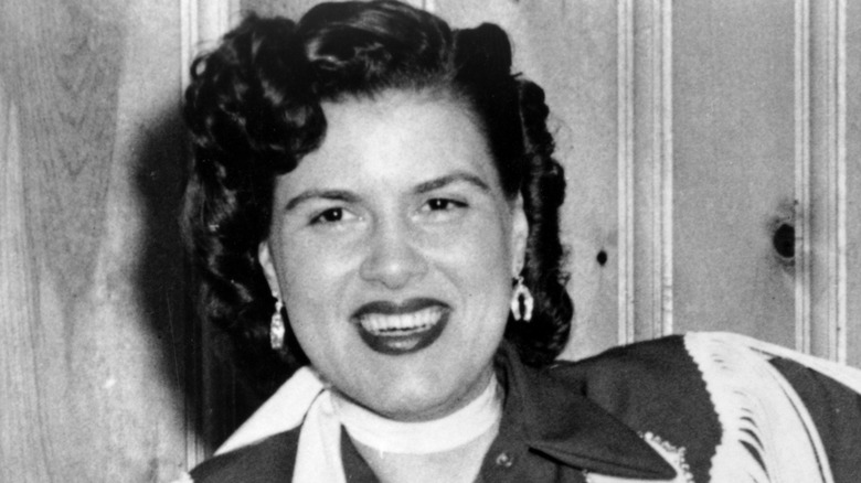 Patsy Cline souriante