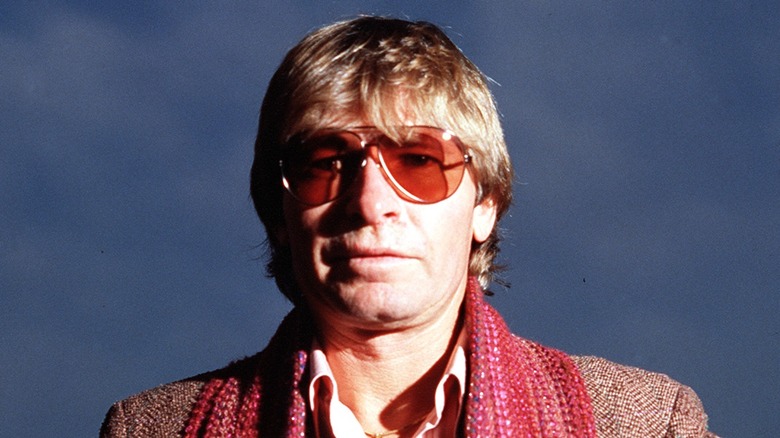 John Denver posant pour une photo