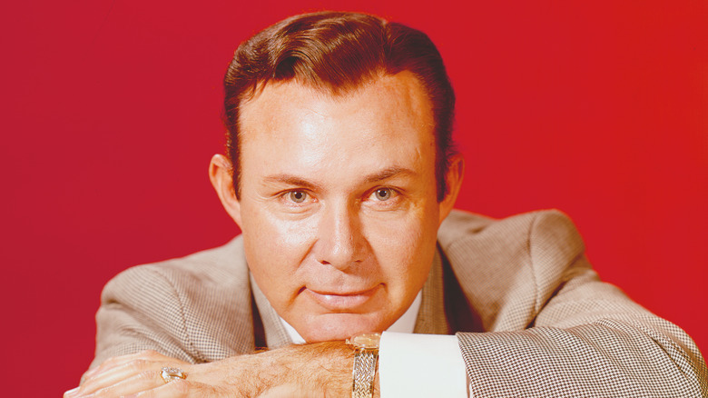 Jim Reeves posant pour une photo