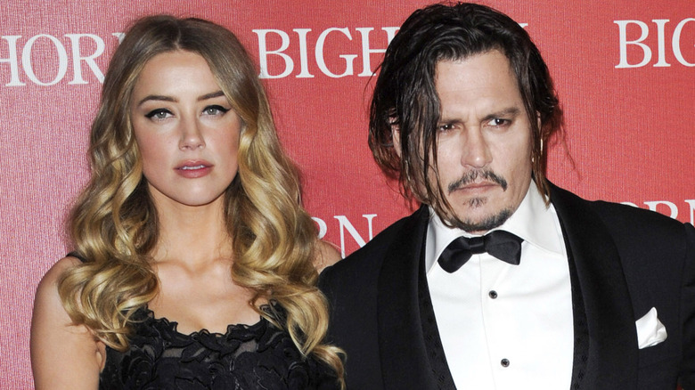 Amber Heard et Johnny Depp posent 