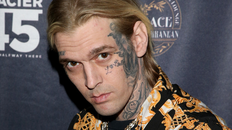 Aaron Carter posant des tatouages ​​​​faciaux