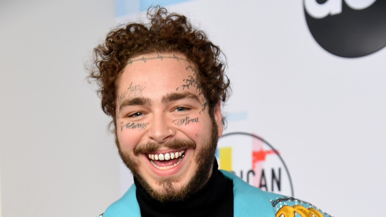 Post Malone souriant