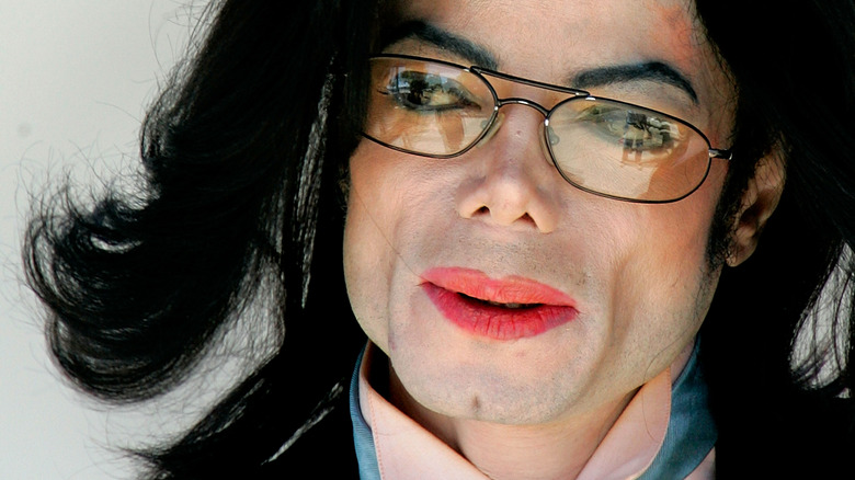 Michael Jackson se présente au tribunal avec des lunettes