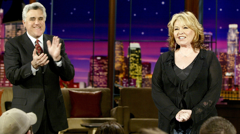 Jay Leno applaudit pendant que Roseanne Barr plaisante sur The Tonight Show