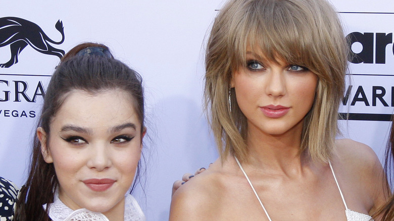 Hailee Steinfeld et Taylor Swift avec Billboard