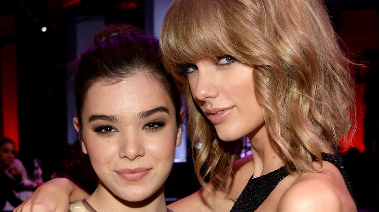 Hailee Steinfeld et Taylor Swift avec iHeartRadio